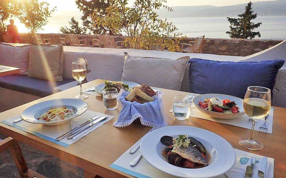 المطبخ اليوناني وتحويلات كبار الشخصيات: جولات مطاعم فاخرة لتجربة سفر لذيذة